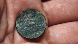 Botón moneda antigua histórica