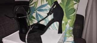 Zapatos de tacón negros con pedrería