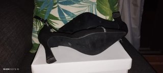 Zapatos de tacón negros con pedrería