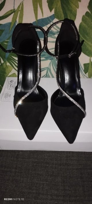 Zapatos de tacón negros con pedrería