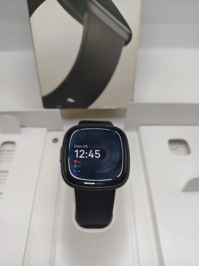 Fitbit Versa 4 Nero