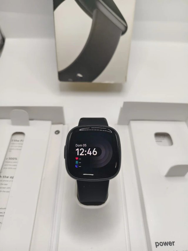 Fitbit Versa 4 Nero