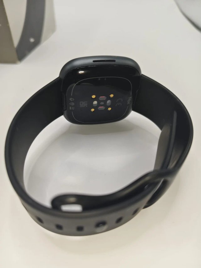 Fitbit Versa 4 Nero