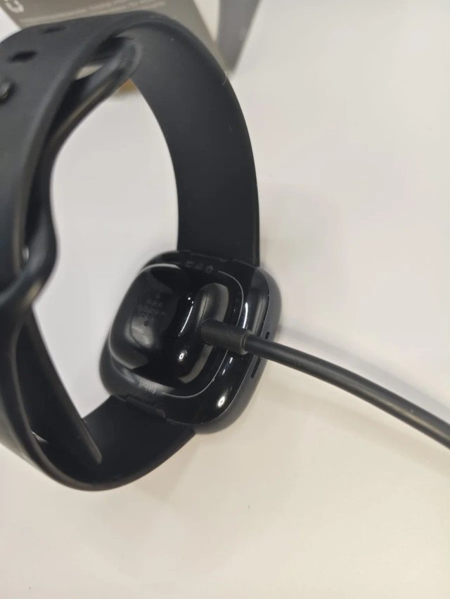 Fitbit Versa 4 Nero