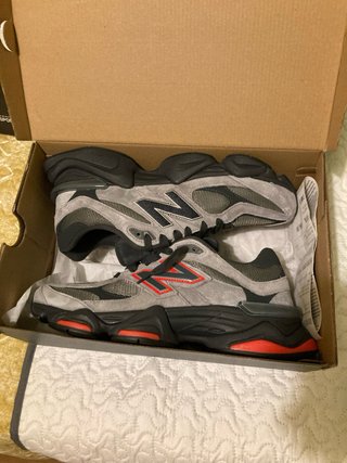 Zapatillas New Balance Grises y Rojas