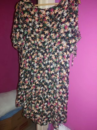 Vestido floral hombro descubierto asimétrico