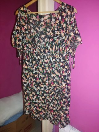 Vestido floral hombro descubierto asimétrico