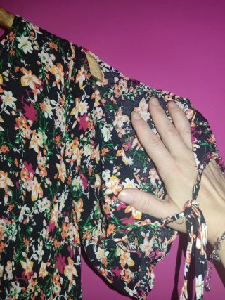 Vestido floral hombro descubierto asimétrico