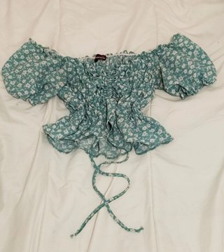 Lote Falda corta marrón talla S, 3 blusas M y G