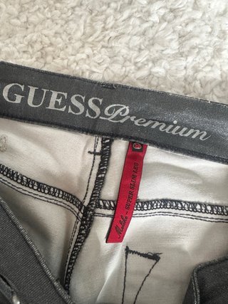Pantalón Guess gris elástico brillante