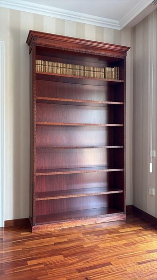 Librería de madera oscura