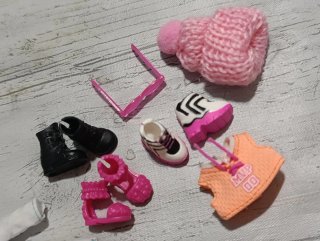 Lote Ropa y Accesorios Muñeca Chelsea Barbie