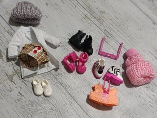 Lote Ropa y Accesorios Muñeca Chelsea Barbie