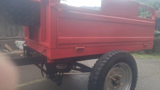 Motocultor con remolque rojo