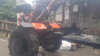 Motocultor con remolque rojo