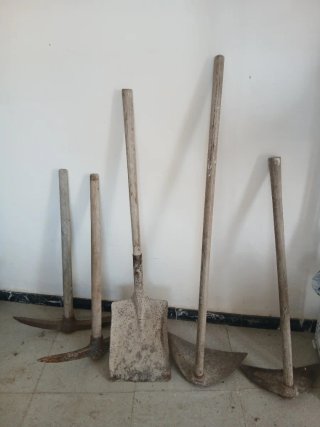 Herramientas agrícolas:  15 €/cada una