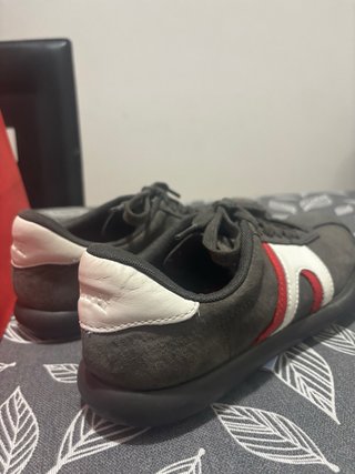 Zapatos de nobuk Camper grises y rojos