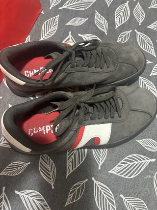 Zapatos de nobuk Camper grises y rojos