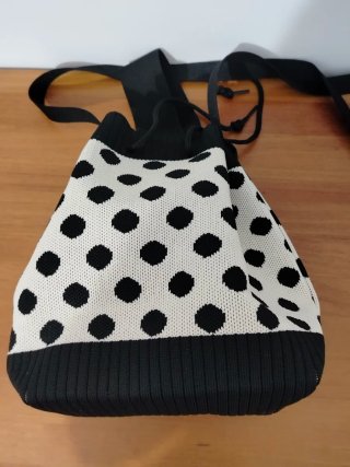 Bolso tipo cubo tendencia lunares blanco y negro