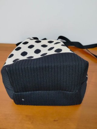 Bolso tipo cubo tendencia lunares blanco y negro