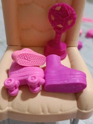Accesorios Barbie fucsia: Zapatos, patines, percha