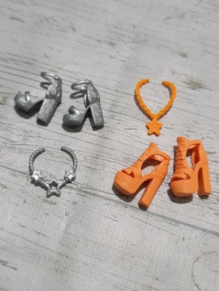 Accesorios Barbie: Zapatos y Collares