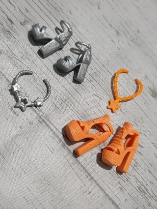 Accesorios Barbie: Zapatos y Collares
