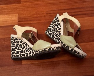 Sandali con zeppa fantasia animalier