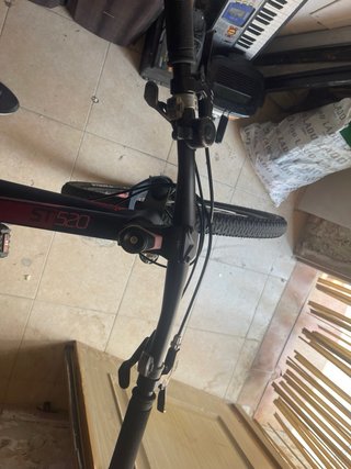 Bicicleta de montaña azul y rosa