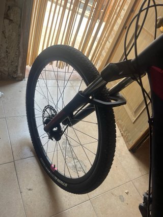Bicicleta de montaña azul y rosa