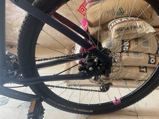 Bicicleta de montaña azul y rosa