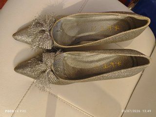 Zapatos de fiesta plateados con adorno