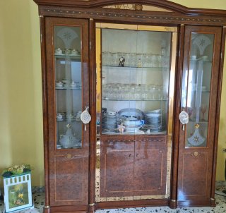 Credenza in legno e vetro con faretti