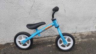 Bicicleta de equilibrio infantil azul.