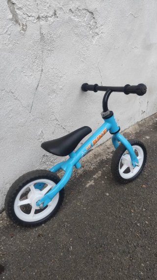 Bicicleta de equilibrio infantil azul.