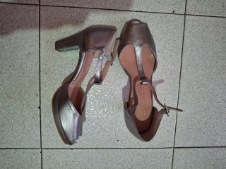 Zapatos de tacón plateados