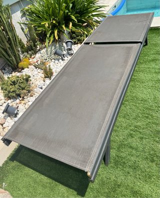Tumbona de jardín gris antracita.