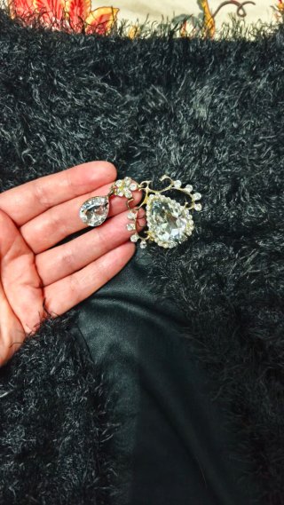 Chaqueta corta negra peluda con broche
