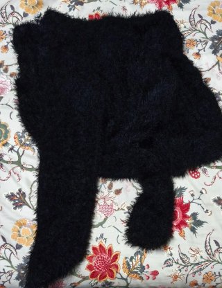 Chaqueta corta negra peluda con broche