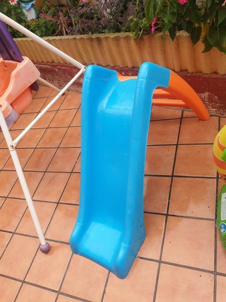 Tobogán infantil azul y naranja