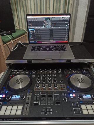 Controlador DJ Traktor Kontrol S4 Mk3