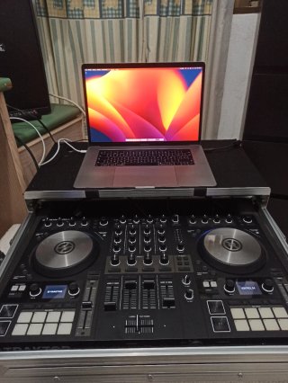 Controlador DJ Traktor Kontrol S4 Mk3