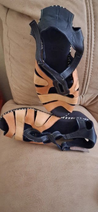 Sandalias de cuero beige y negro
