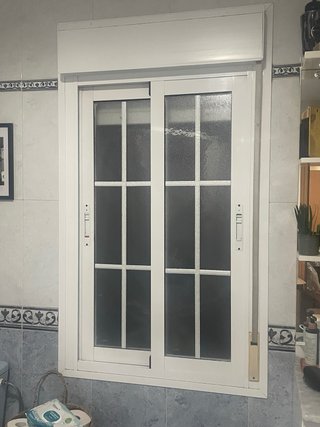 Ventana de baño con persiana