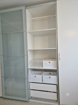 Guardaroba a porte scorrevoli bianco. Serie PAX