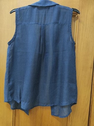 Camiseta sin mangas de lunares azul