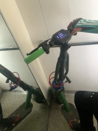 Patinete eléctrico verde