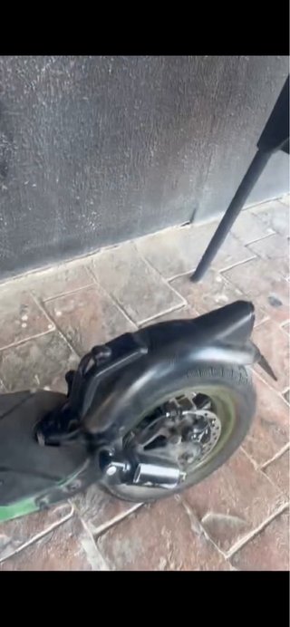 Patinete eléctrico verde
