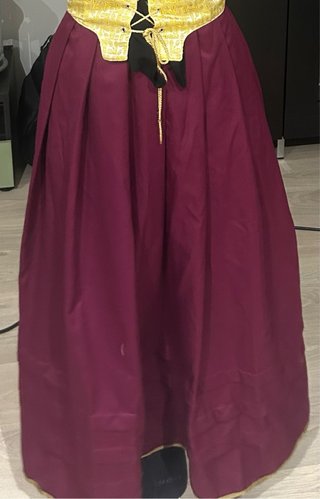 Falda de traje de maga púrpura y dorada