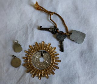 Set di antichi oggetti religiosi